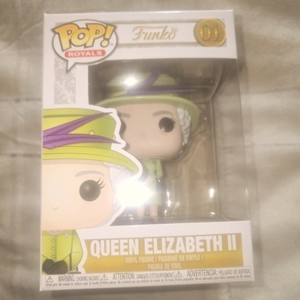 Funko Pop! Royals 01 - Queen Elizabeth II in Green Dress Vinyl Figure